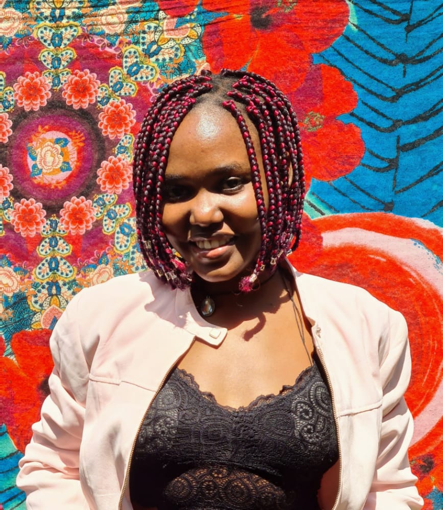 Abbo Teddy smiling before a colorful background