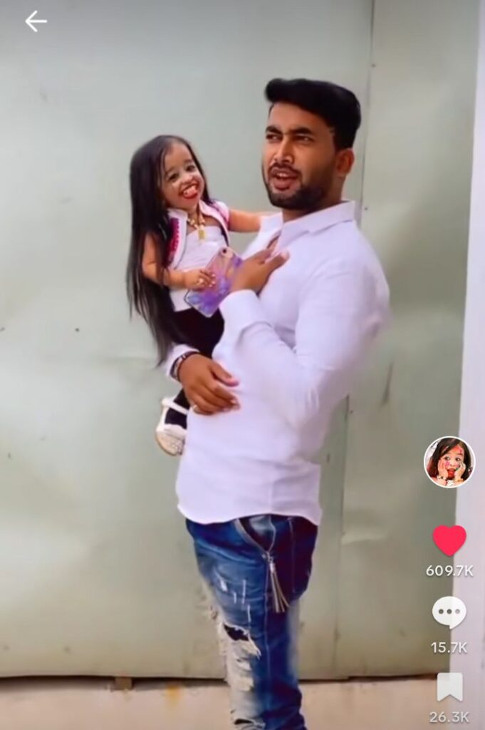 Tik Tok Video:World’s Smallest Woman with Tall Companion