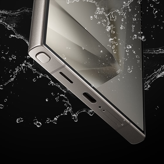 Samsung galaxy S24 Ultra fully immersed in water