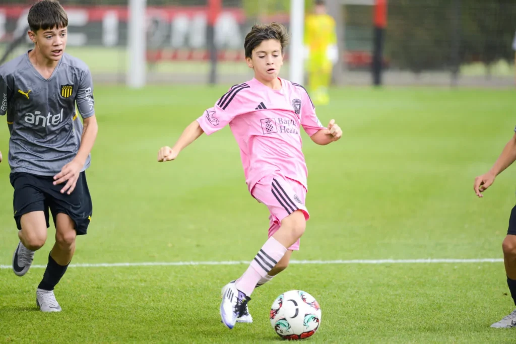 Thiago Messi dribbling